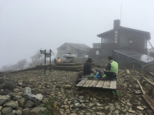 ガスの中の塔ノ岳山頂