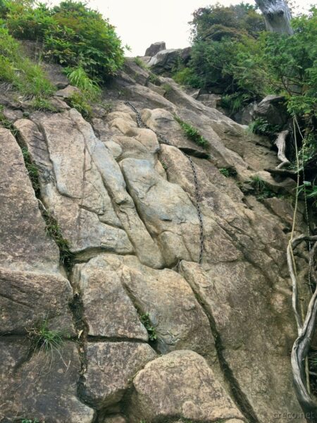 蛇紋岩で滑りやすい岩場