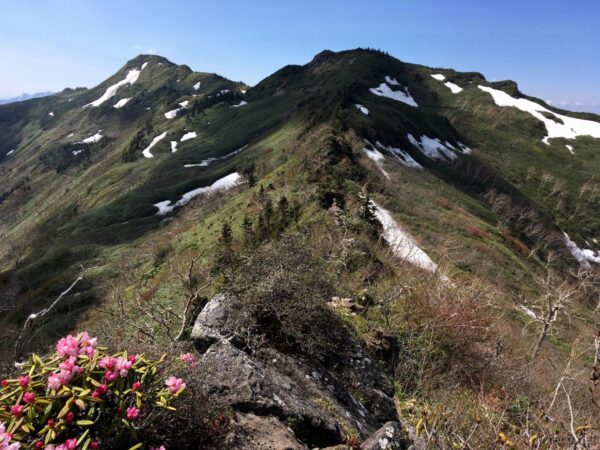 武尊山（左側）への稜線