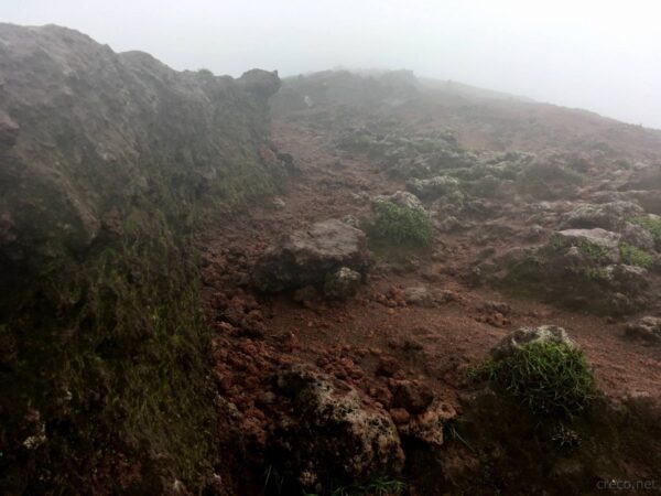火山礫の登山道