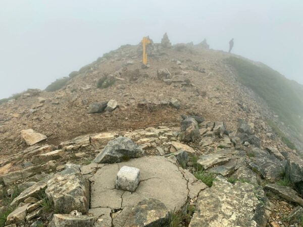 三角点と牛首山方面