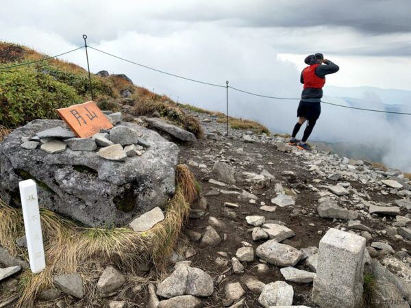 月山山頂と三角点