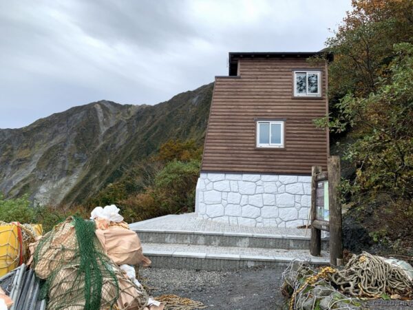 六合目避難小屋