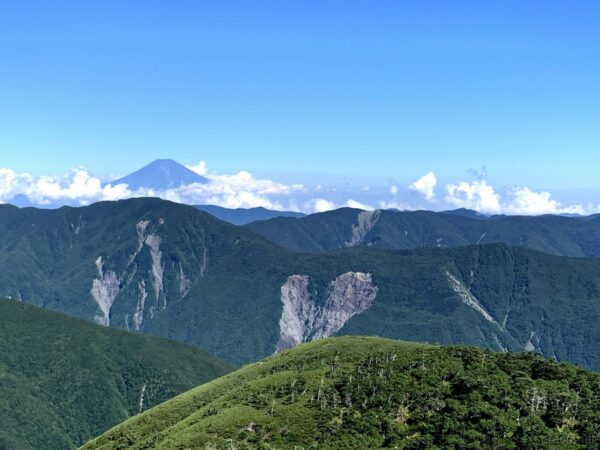 茶臼岳から望む富士山