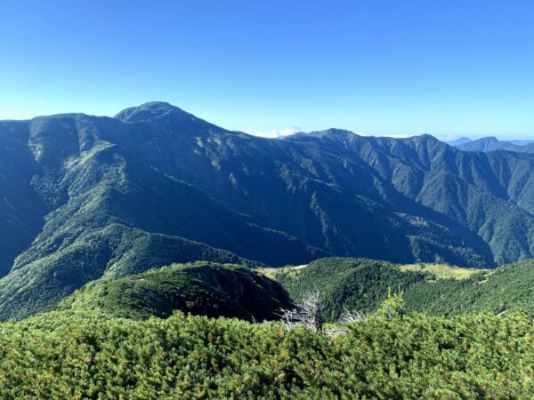 上河内岳、茶臼岳といった峰々