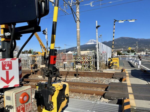 旧東海道とJR東海道本線が交わるところ