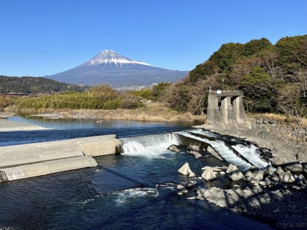 富士川の上から眺める富士山