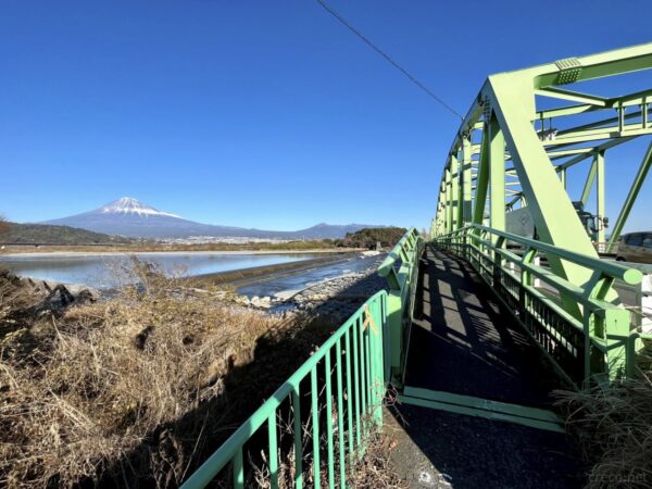 富士川の上から眺める富士山