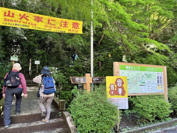 稲荷山コースの登山口