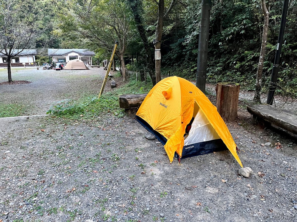 日影沢キャンプ場にテント設営
