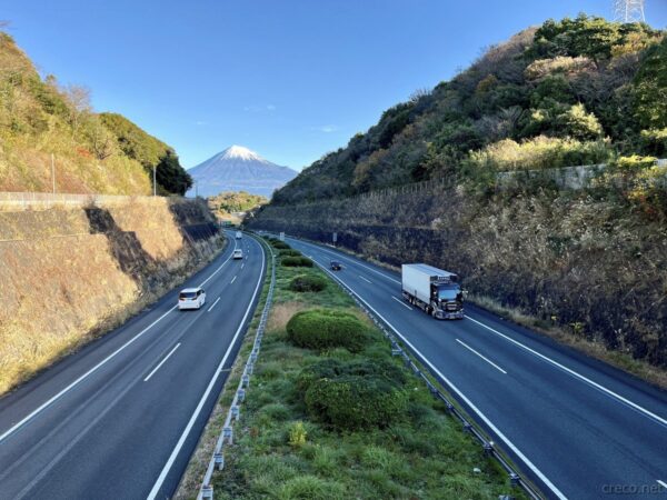 東名高速道路を跨ぐ