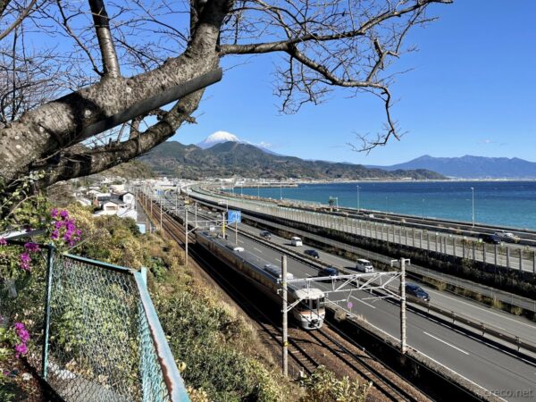 JR東海道線、東名高速と富士山