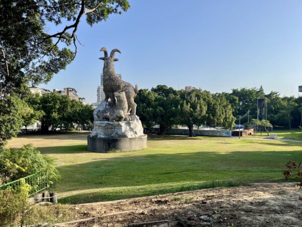 台中公園の巨大な山羊のモニュメント