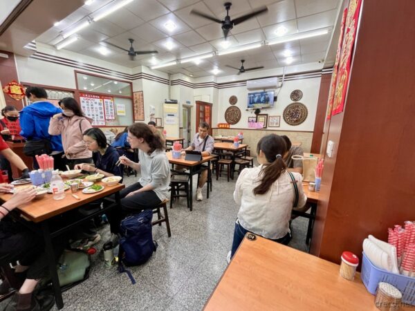 民主火雞肉飯の店内