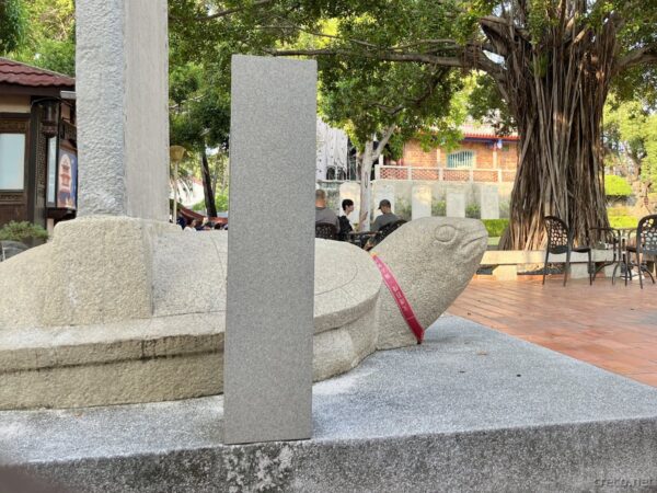 赤崁樓前の贔屓（石碑を背負う亀の彫刻）