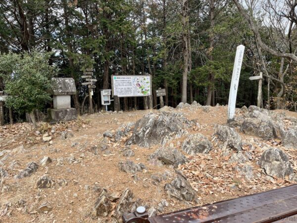 吾妻山の山頂広場