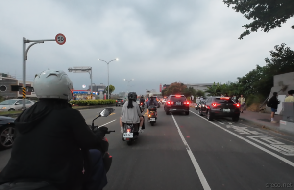 オートバイと並走する自転車