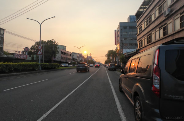 沈みゆく夕日と幹線道路