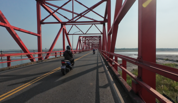 赤い西螺大橋を渡る自転車