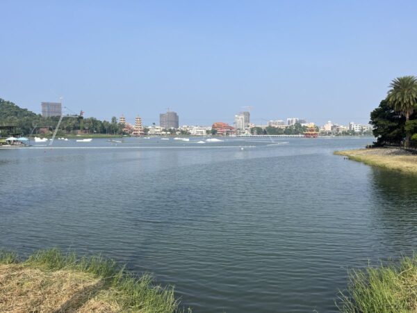 蓮池潭から龍虎塔を遠望