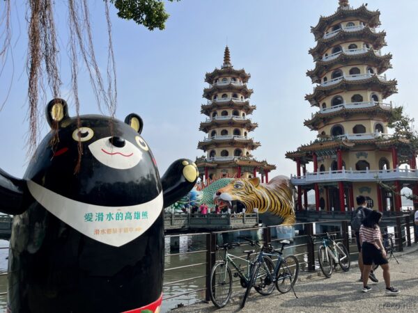 龍虎塔と高雄熊のオブジェ