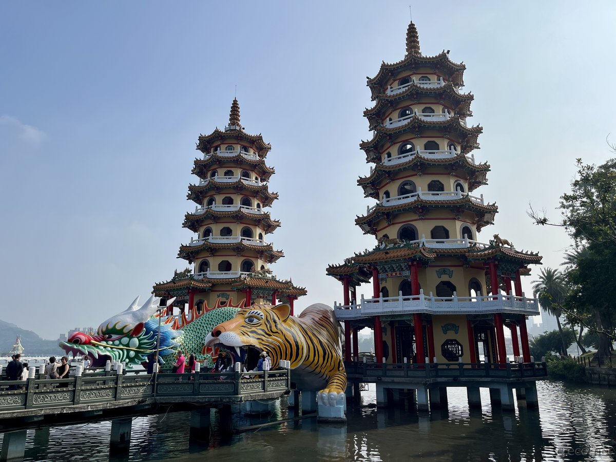 蓮池潭の龍虎塔