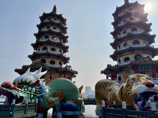 蓮池潭の龍虎塔