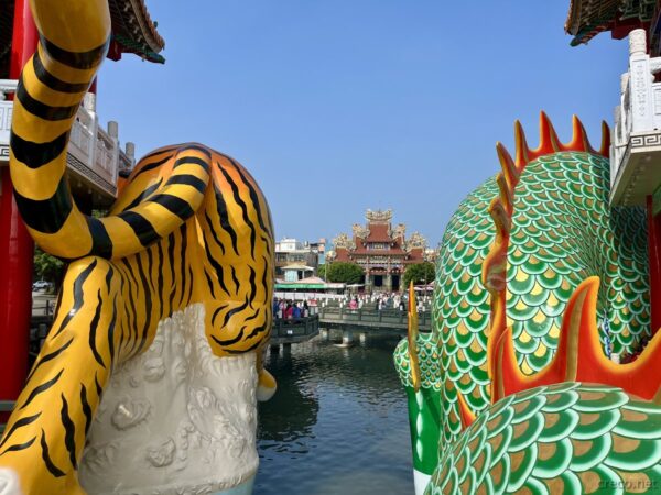 龍虎塔から対岸を見る