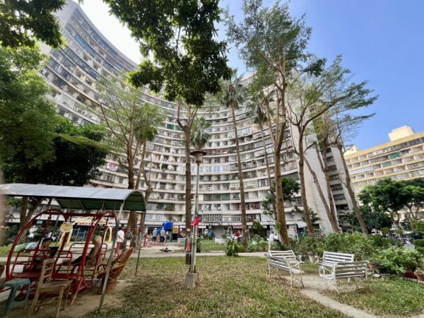 果貿社區の円形団地と中央の公園