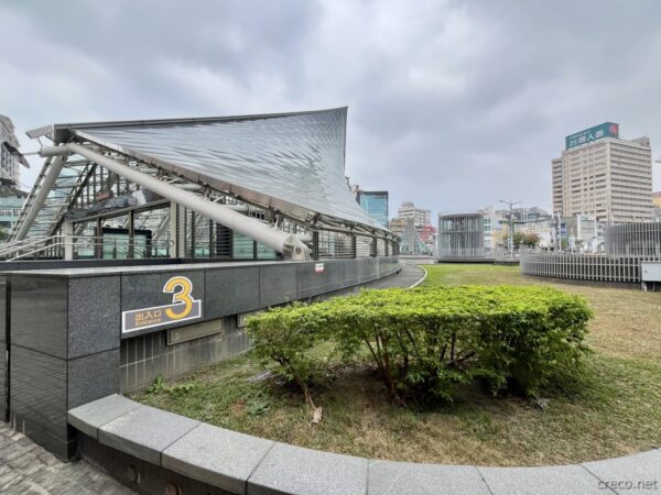 美麗島駅の地上入口（ガラス張りエントランス）