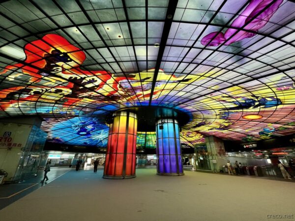 美麗島駅「光之穹頂」のステンドグラス