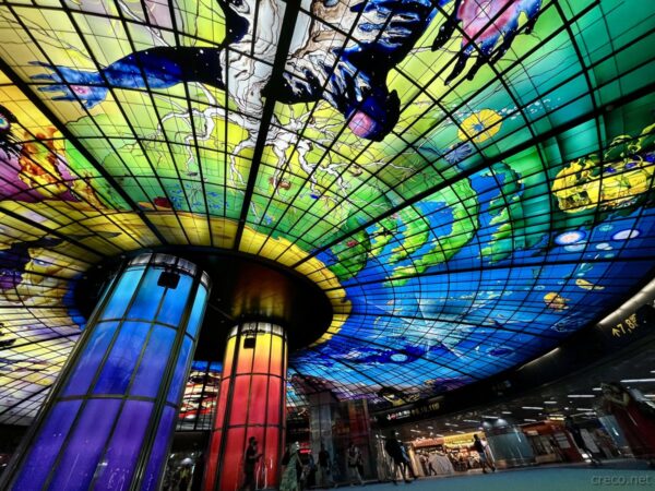 美麗島駅のカラフルなドーム
