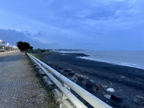 夜明けの海岸線