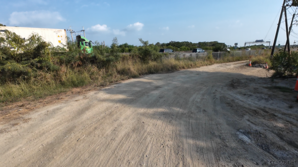 高速道路脇のダート道