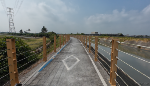 烏山頭ダムへ向かう用水沿いの自転車道