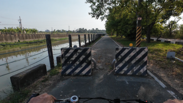 台南市街地へ向かう水路沿いの自転車道