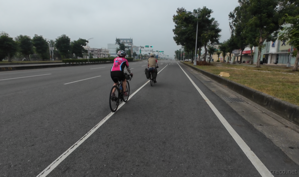 サイクリング夫婦と1号線を並走