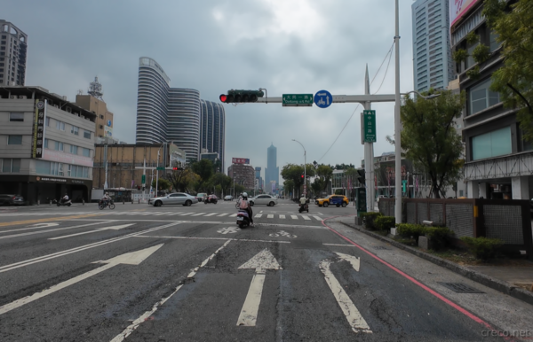 遠くに高雄85ビルのシルエット