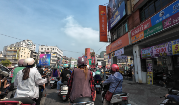 交差点のスクーター群