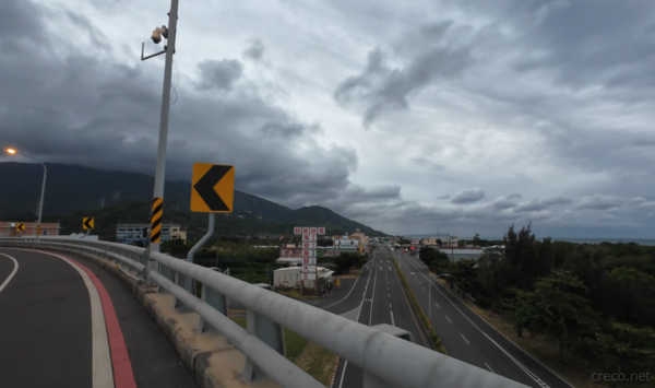 橋の上から。風がすでに強い