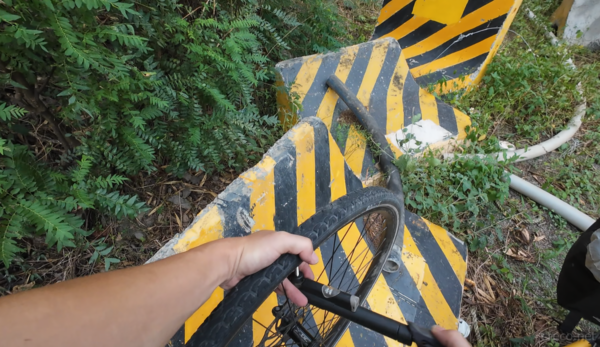 チューブにポンプで空気を入れる
