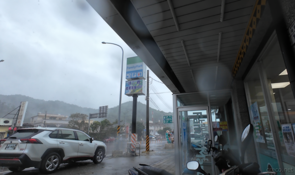 ファミマで雨宿り。ものすごい雨