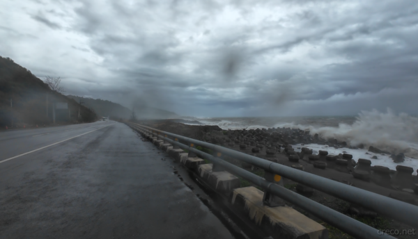 海岸線沿い、荒波