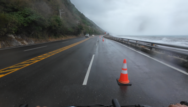 自転車を封じるようなカラーコーンが路肩に