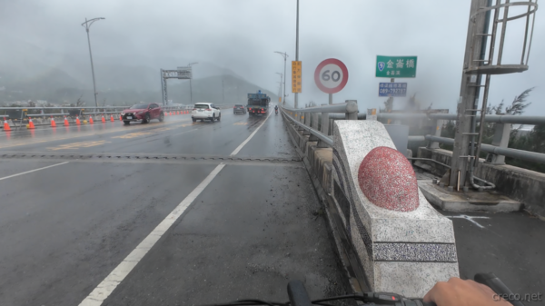 金崙橋。橋の上は風がダイレクトにくる