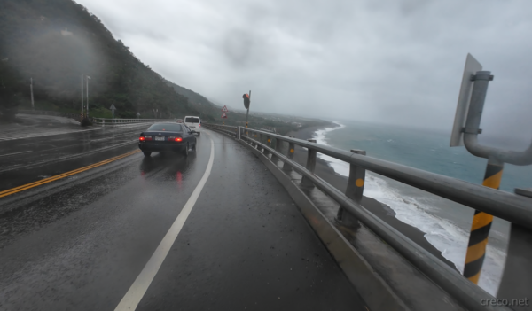 恐ろしいダウンヒルでも向かい風だから大丈夫