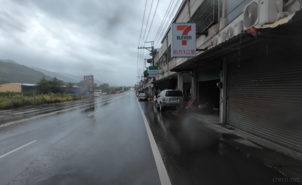 セブンとファミマが看板で喧嘩してる