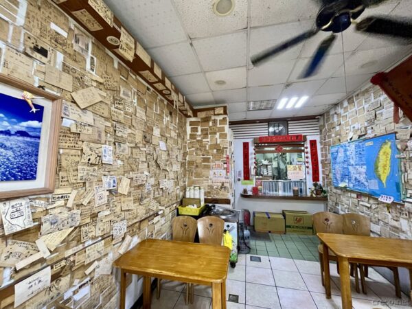 全美行の店内、弁当蓋メッセージが壁一面に