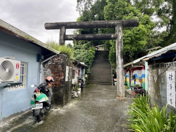 玉里神社の鳥居と参道入口
