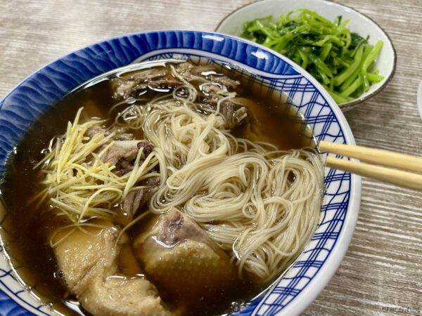 當歸鴨肉麺と空芯菜の青菜
